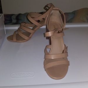 !!! Size 8 beige strappy nine west heel